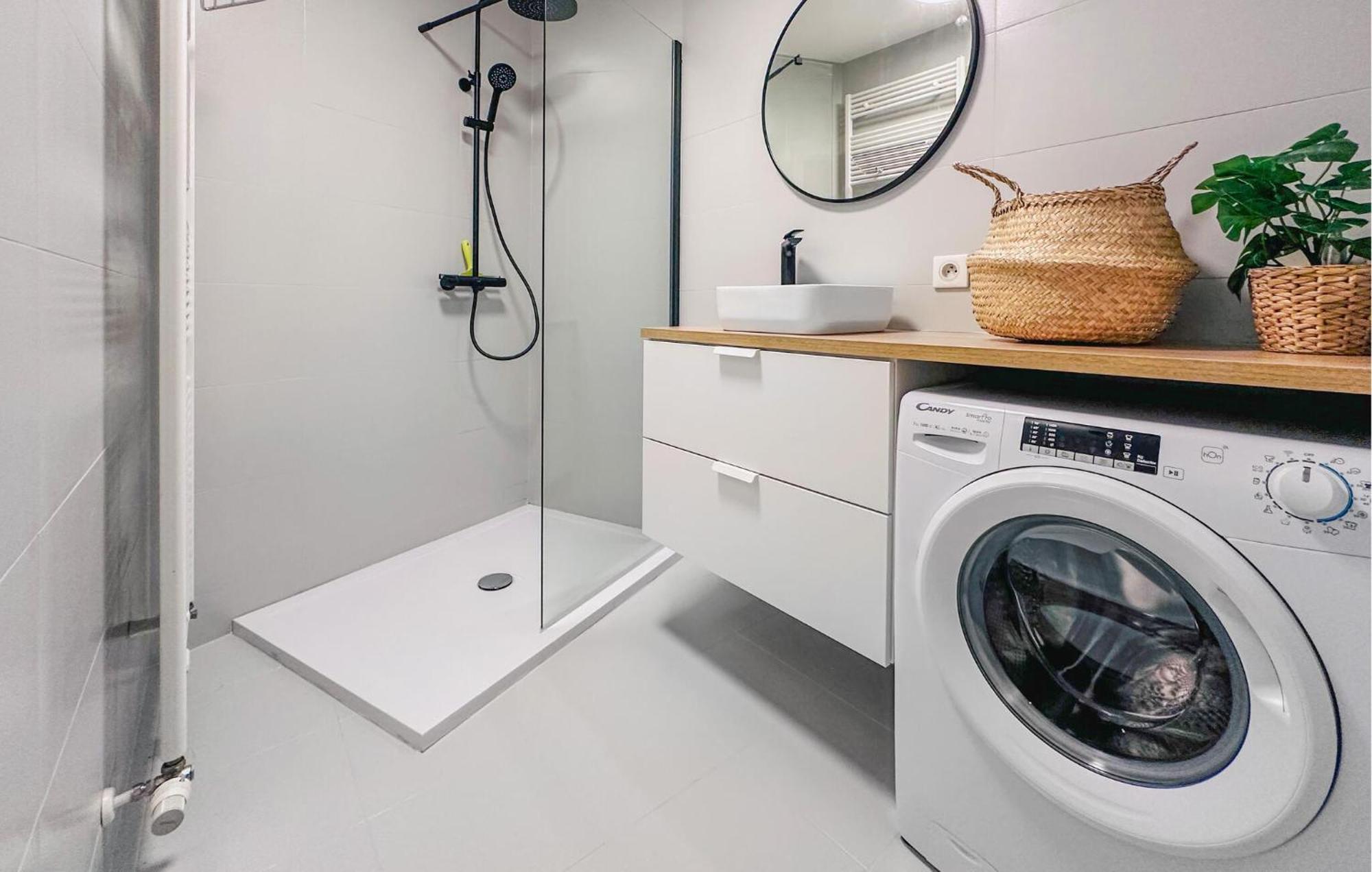 1 Bedroom Cozy In Appartement *