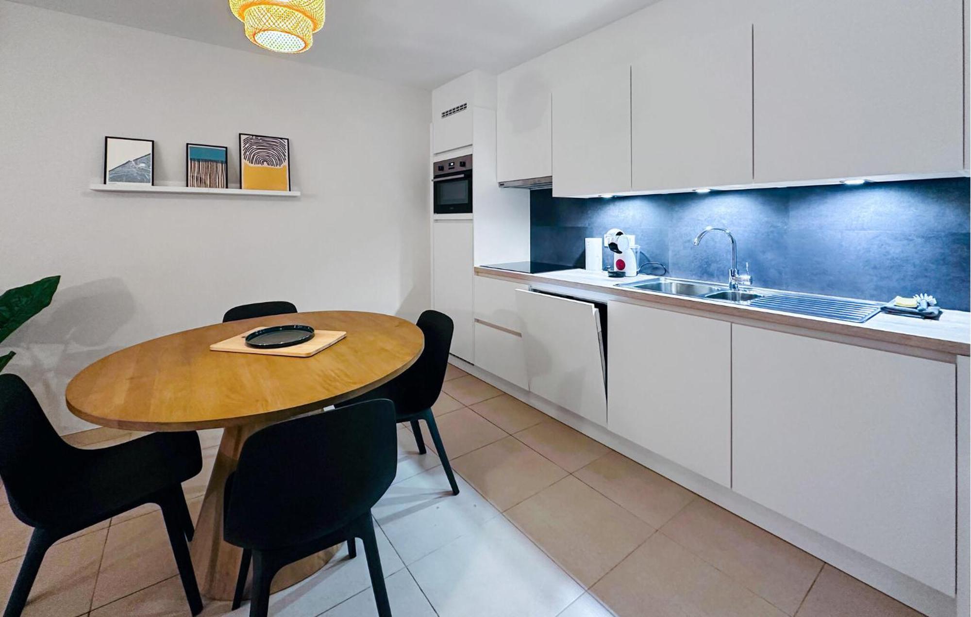 1 Bedroom Cozy In Appartement *